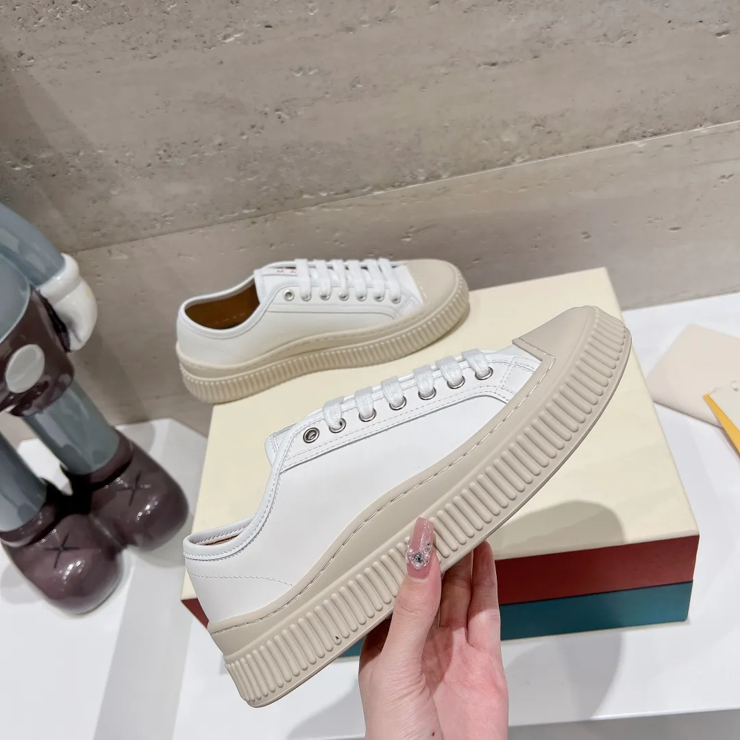 👟👟Ex-factory price 480👟👟 (exclusive top quality) Marni|Mary Jane big head doll shoes‼ ️Upgraded outsole, consistent lasting process with the original version, upgraded to the latest official original packaging‼ ️ Mani’s incomparable and versatile white shoes! I'm tired of the regular white shoes, so I bought a pair of different style thick-soled big-toe shoes. Paris International Fashion Week catwalk model, purchase-level version, all Internet celebrities wear it, Song Zuer, Zhao Lusi, Huo🔥 Show... [4.5cm increased sole] Not bulky, light and soft, comfortable on the feet! It feels very good on your feet and doesn't scratch your feet at all! Extremely comfortable! Daily travel! Wear whatever you like regardless of the occasion, no fear of any dress code, no pressure to dress! ✔Upper: imported cowhide fabric ✔Inner lining: lambskin lining ✔Outsole: exclusive original molded 1:1 rubber outsole! Floating beige is not completely white. Difference between market currencies We are different‼ ️ ✔𝐒𝐢𝐳𝐞: 35-40